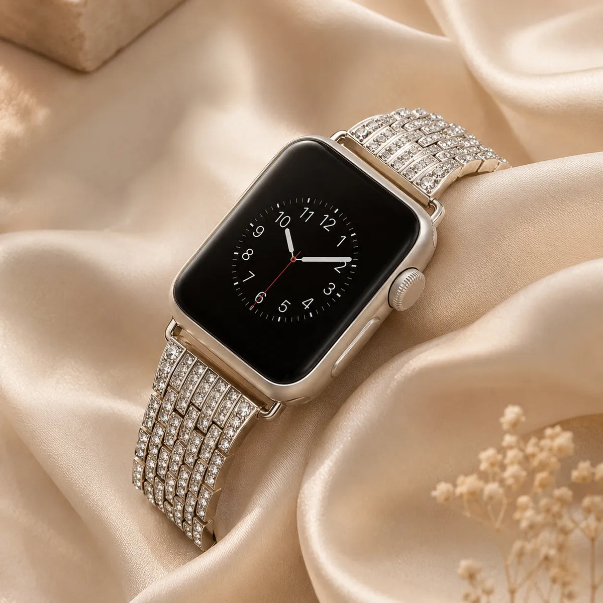 Pulsera plateada brillante de pedrería para Apple Watch sobre satén color champán