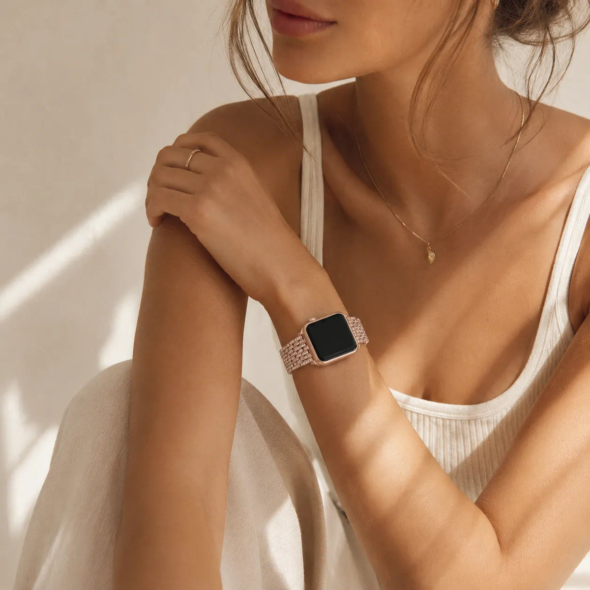 Pulsera brillante oro rosa de pedrería para Apple Watch llevada como pulsera ancha y llamativa