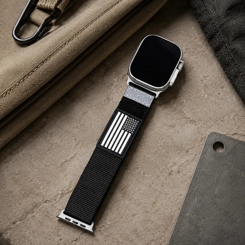 モノクロのアメリカ国旗パッチを備えたブラックのナイロンApple Watchバンド