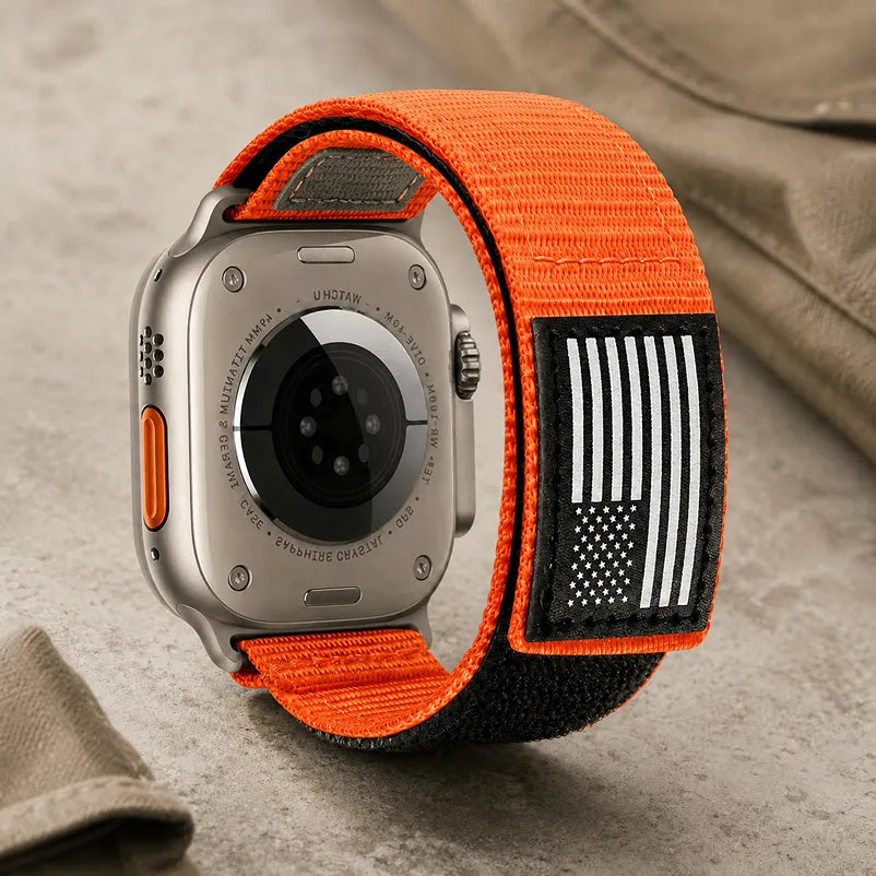 モノクロのアメリカ国旗パッチを備えたオレンジのナイロンApple Watchバンド