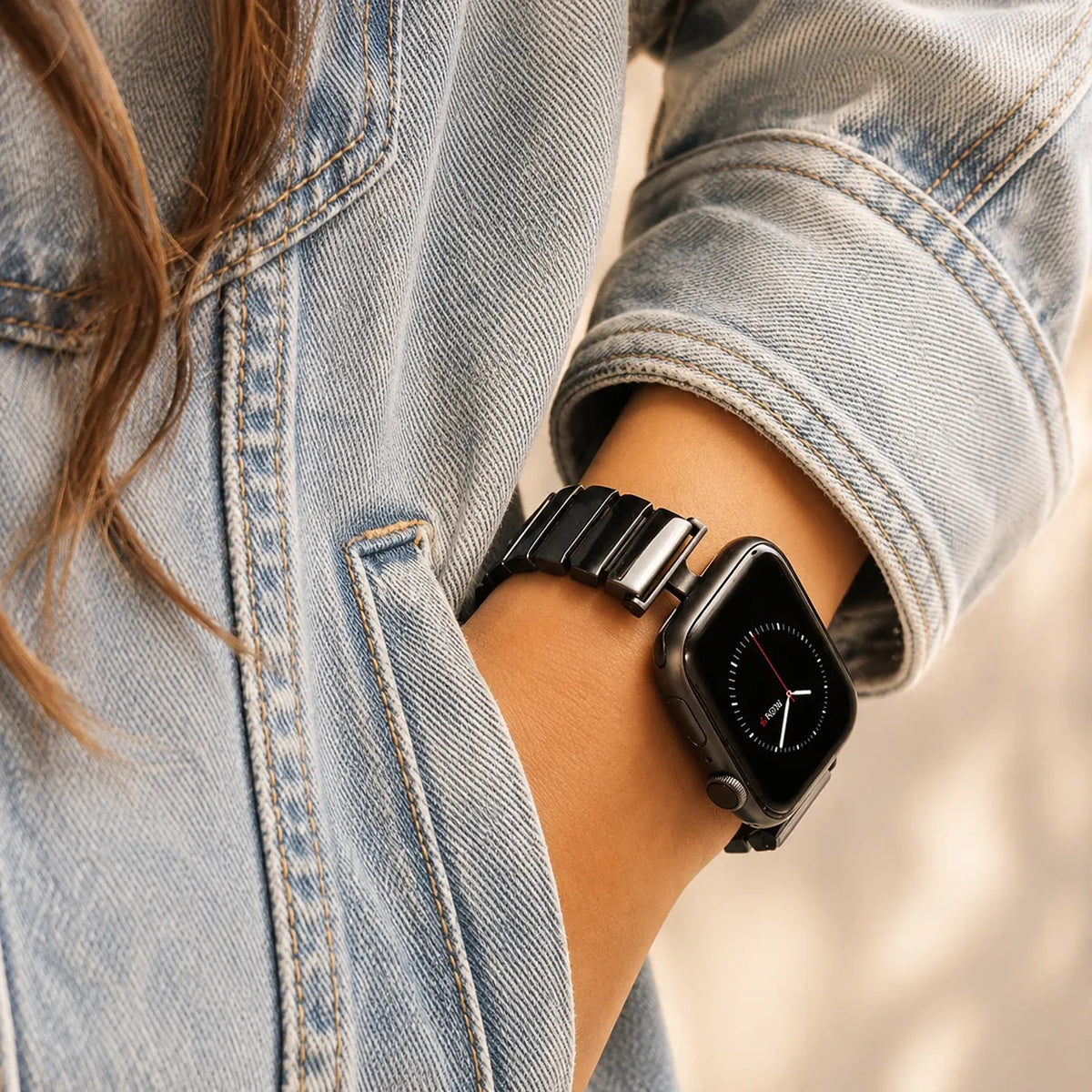 Modernes schwarzes Keramik-Gliederarmband für die Apple Watch zu einem Denim-Outfit