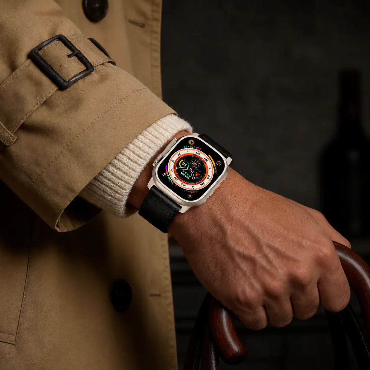 Bracelet Apple Watch classique en cuir noir porté avec une tenue chic décontractée