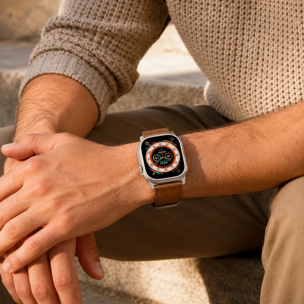 Bracelet Apple Watch classique en cuir marron porté avec une tenue décontractée aux tons neutres