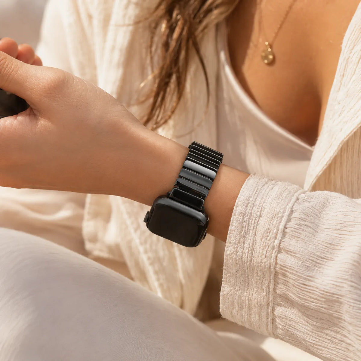 세련된 데일리 룩으로 연출한 블랙 세라믹 링크 Apple Watch 밴드