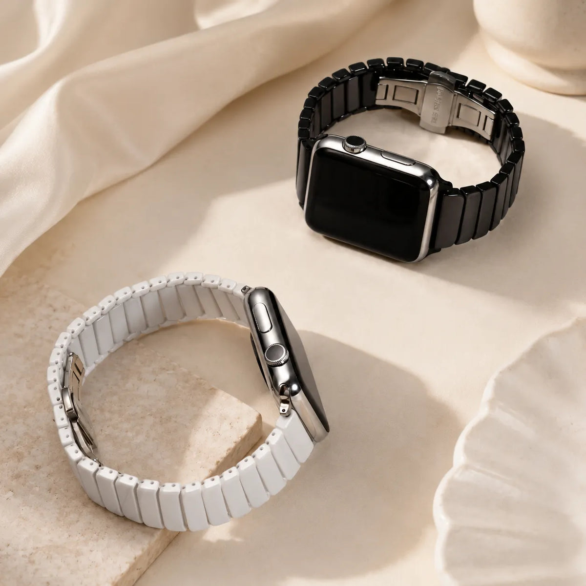 버터플라이 클래스프의 블랙과 화이트 세라믹 Apple Watch 밴드