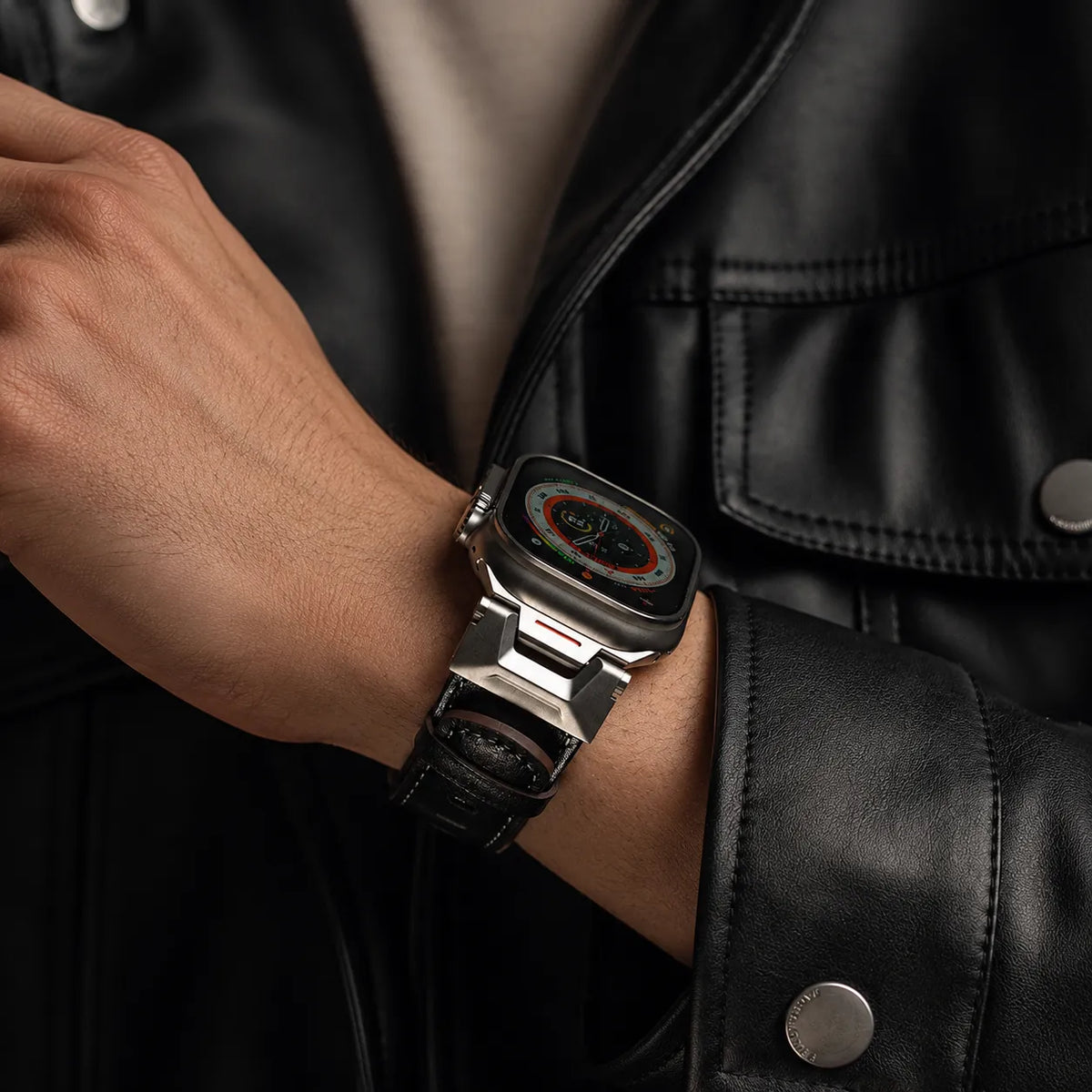 Bracelet noir en cuir style mécanique porté avec une Apple Watch Ultra