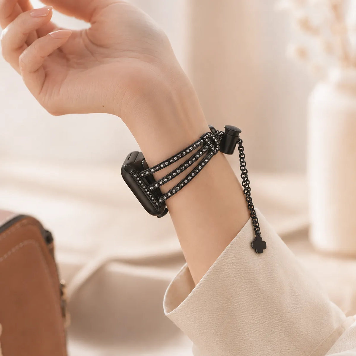 Schwarzes glitzerndes Apple Watch-Armband im Diamant-Look mit drei Strassreihen