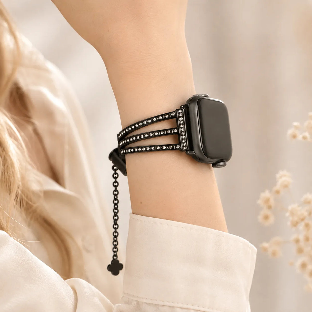 Schwarzes dreireihiges Apple Watch-Strassarmband am Handgelenk