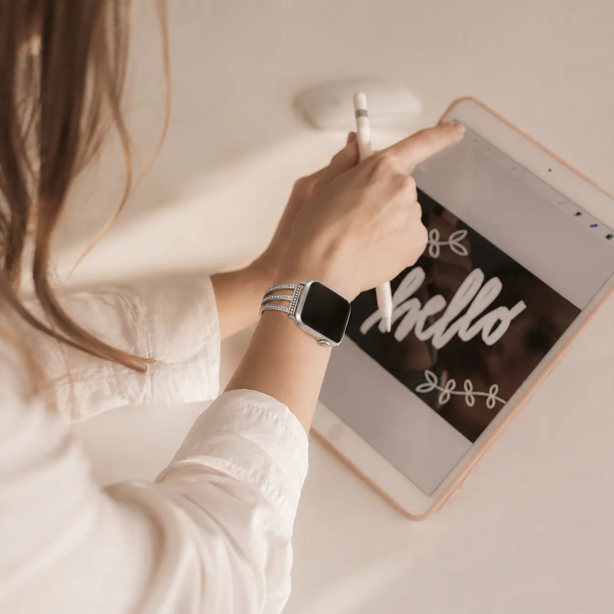 Silberfarbenes glitzerndes Apple Watch-Armband im Diamant-Look als Kristallarmband getragen