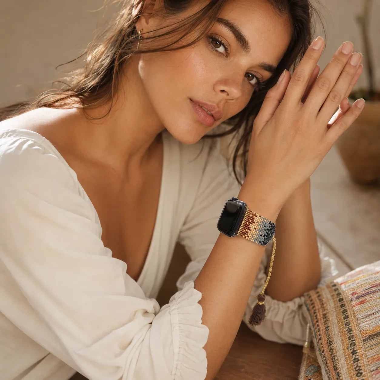 Bracelet Apple Watch bohème coloré tissé main, porté comme un bracelet de perles