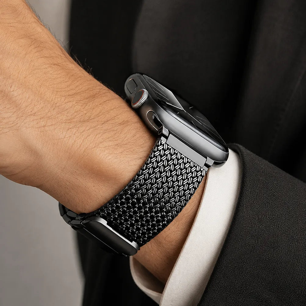 ダークなテーラードスタイルに合わせたブラックの編み込みステンレスApple Watchバンド