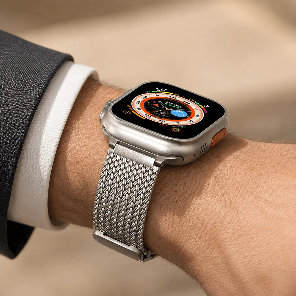 テーラードジャケットに合わせたナチュラルカラーの編み込みマグネット ステンレスApple Watchバンド