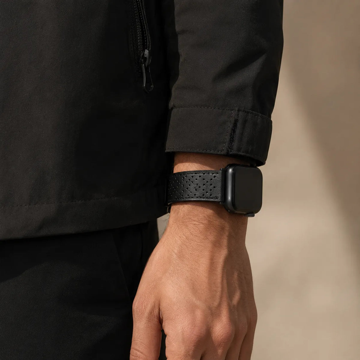 어두운 옷차림과 스타일링한 블랙 통기성 가죽 마그네틱 Apple Watch 밴드