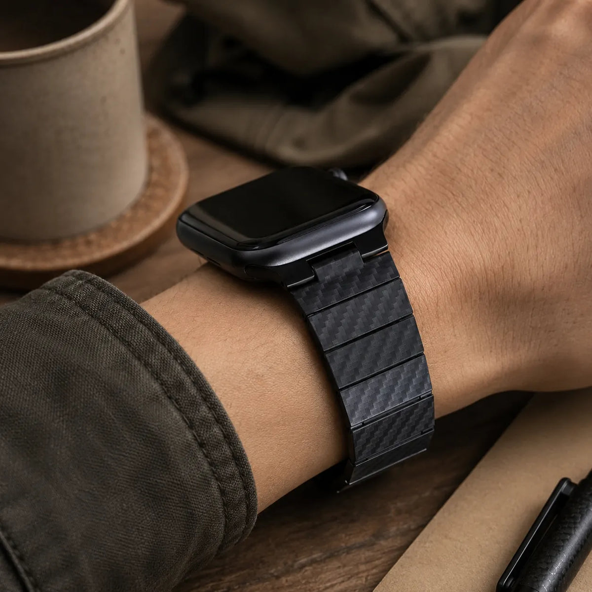Cinturino Apple Watch nero magnetico in fibra di carbonio indossato al polso