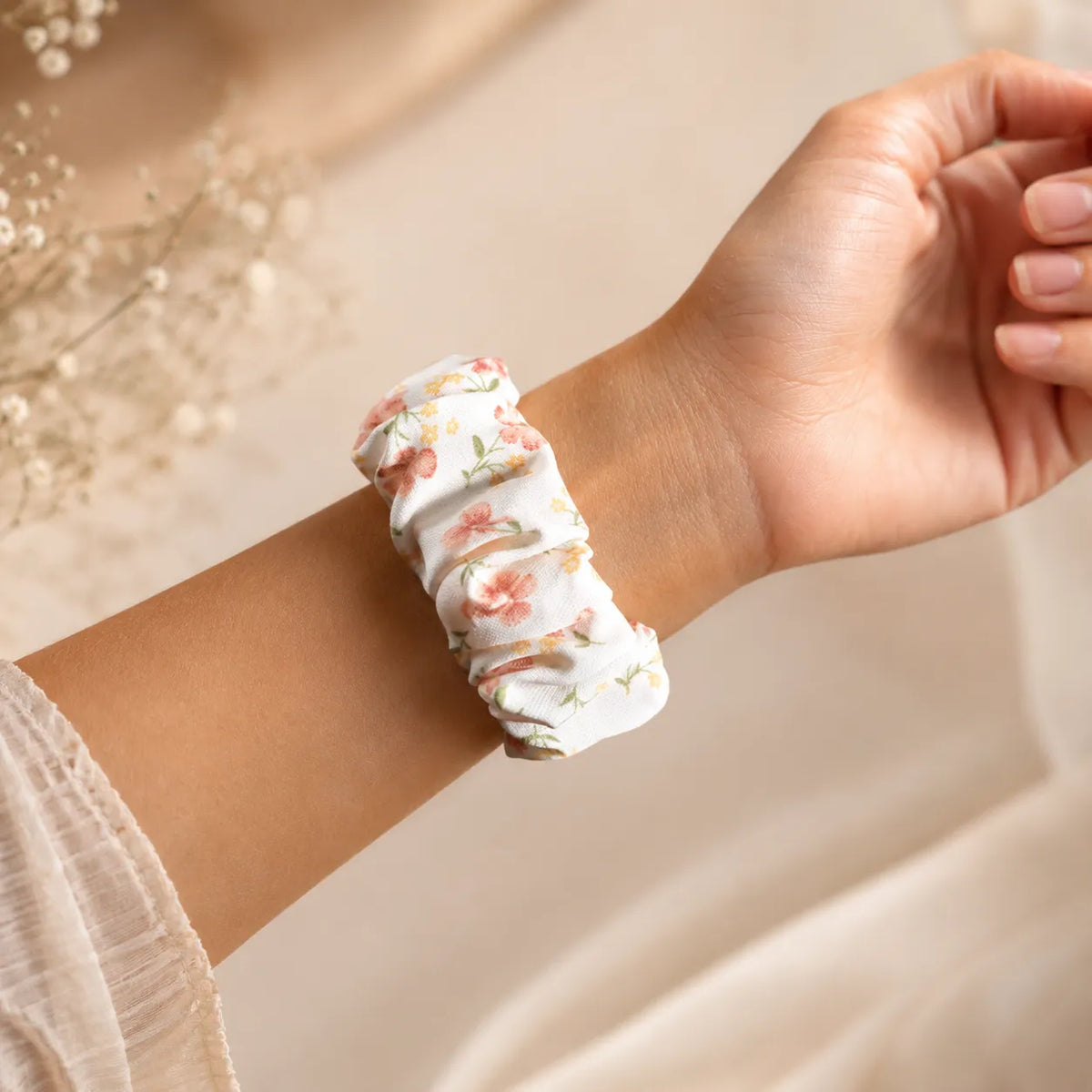 Bracelet chouchou Apple Watch fleuri Rose sauvage porté au poignet