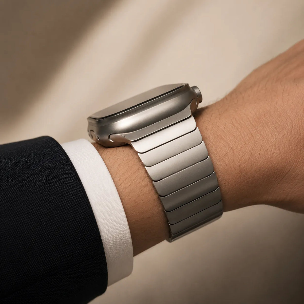 Apple Watchに装着したクラシックなステンレススチールリンクブレスレット