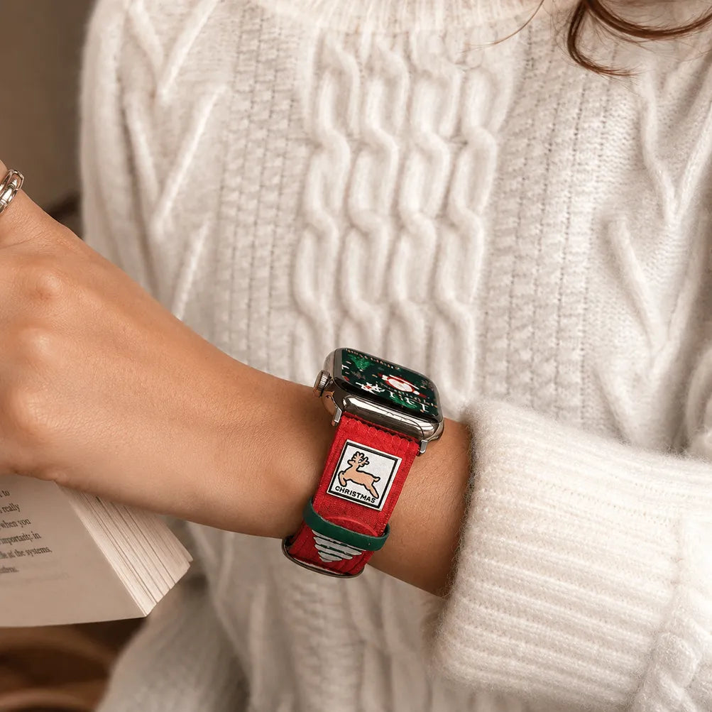 화이트 겨울 스웨터에 착용한 레드 코듀로이 크리스마스 Apple Watch 밴드
