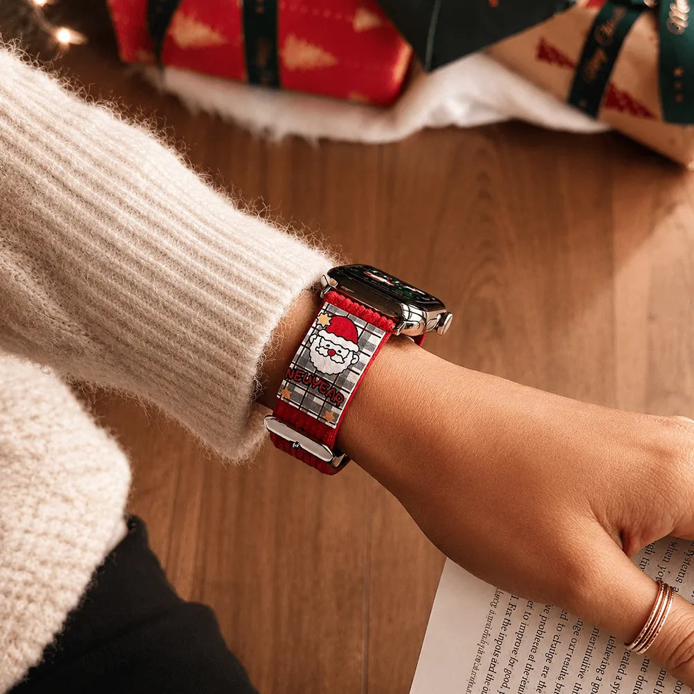 홀리데이 선물 옆에서 착용한 산타 패치 레드 코듀로이 크리스마스 Apple Watch 밴드