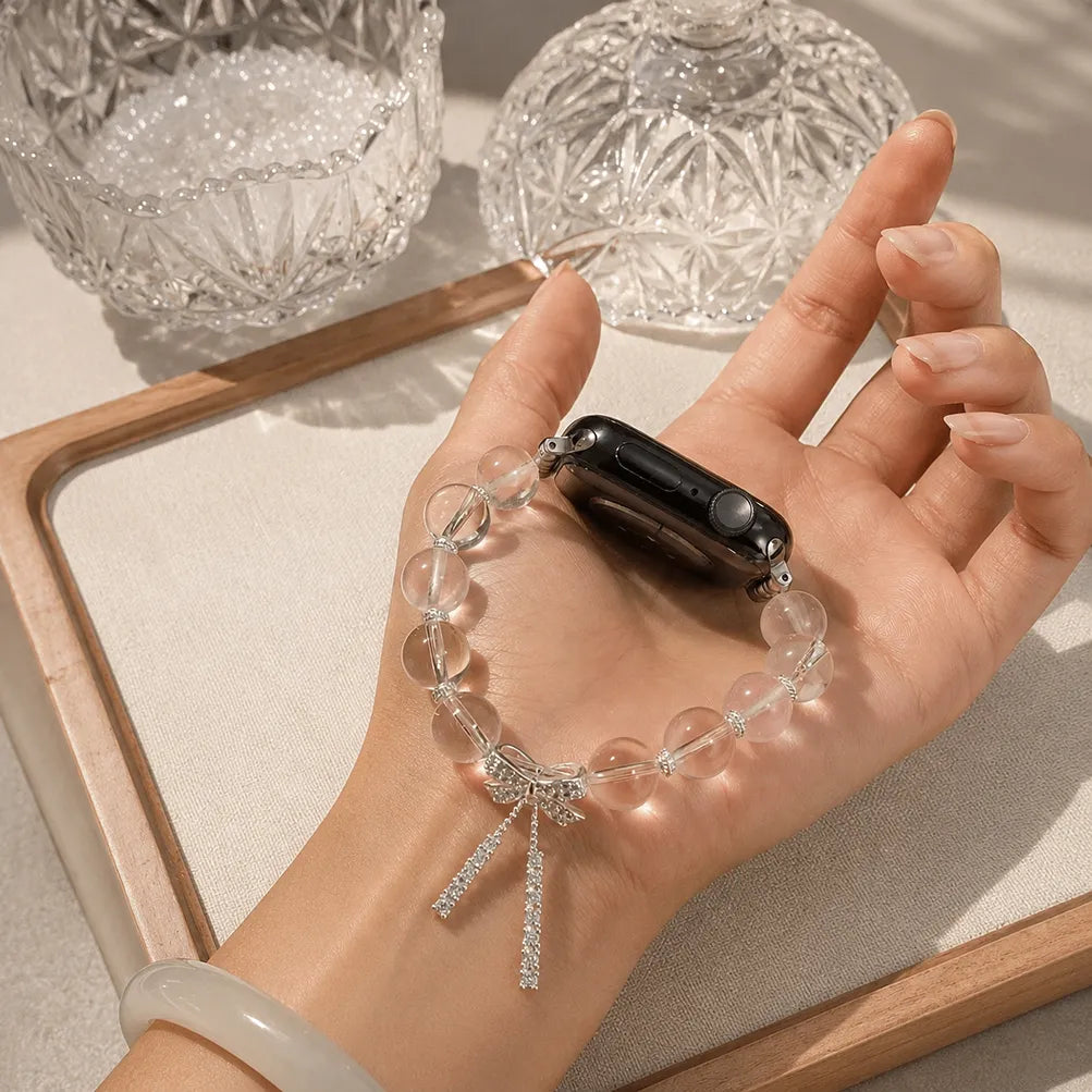 Elastisches Cotton Candy Schmuckarmband für die Apple Watch in der Hand gehalten