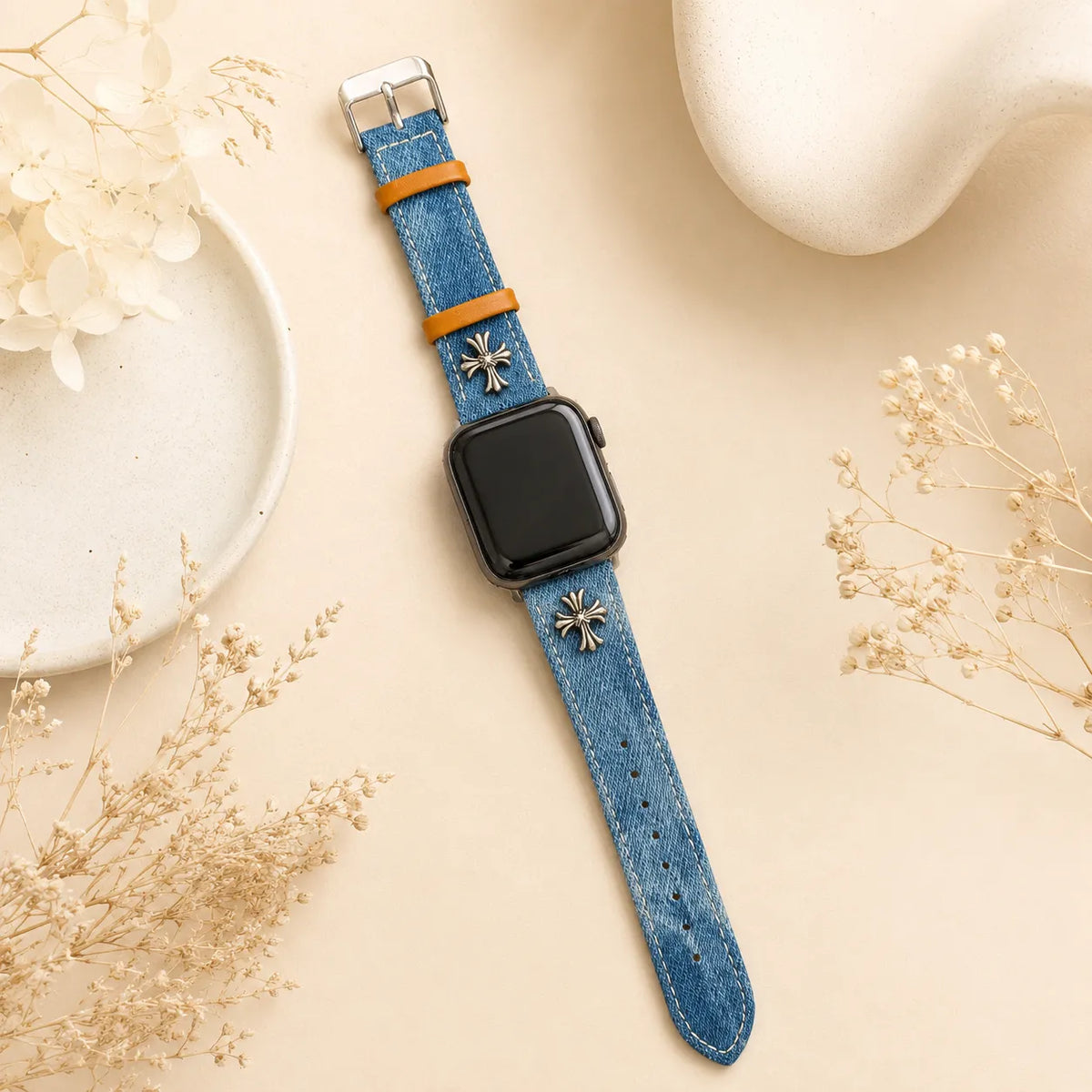コントラストステッチとメタルクロスをあしらったブルーデニムApple Watchバンド