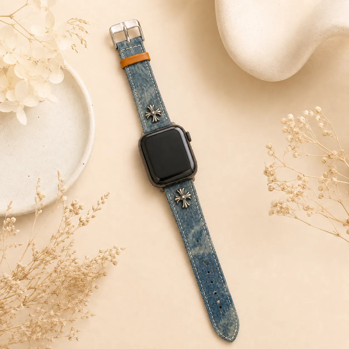 シルバーカラーのメタルクロスをあしらった、レトロブルーのウォッシュドデニムApple Watchバンド