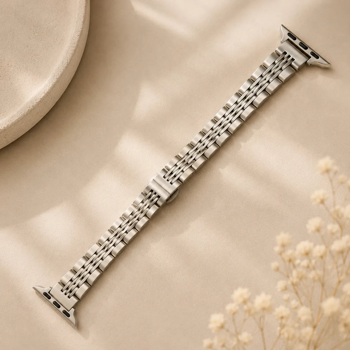 Bracciale Apple Watch sottile a più maglie in acciaio inossidabile argentato disteso
