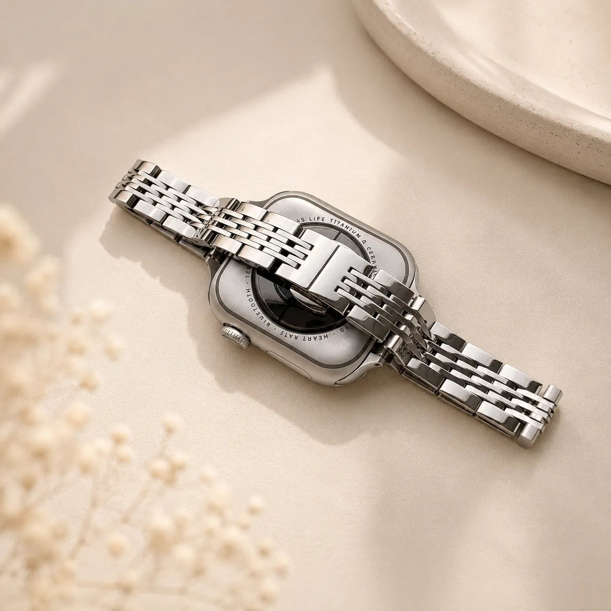 Chiusura a farfalla nascosta su un bracciale Apple Watch argentato in acciaio inossidabile