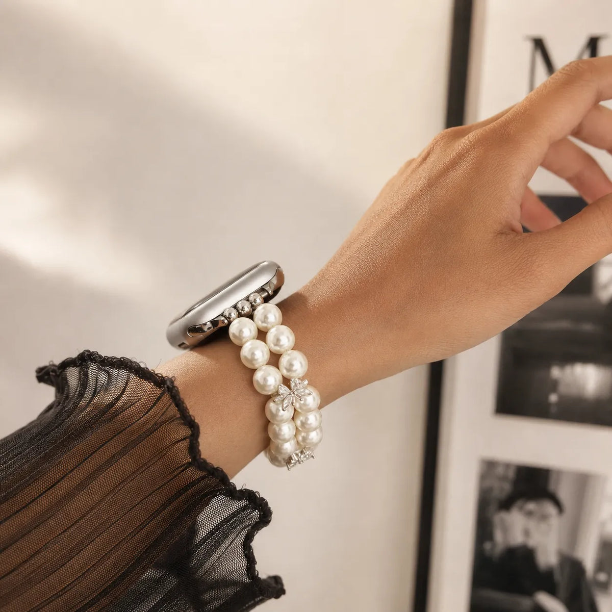 Zweireihiges Perlenarmband für die Apple Watch zu einem Abend-Outfit