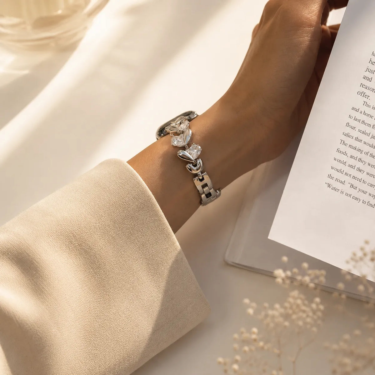 Silberfarbenes Strass-Kettenarmband für die Apple Watch zu einem hellen neutralen Outfit