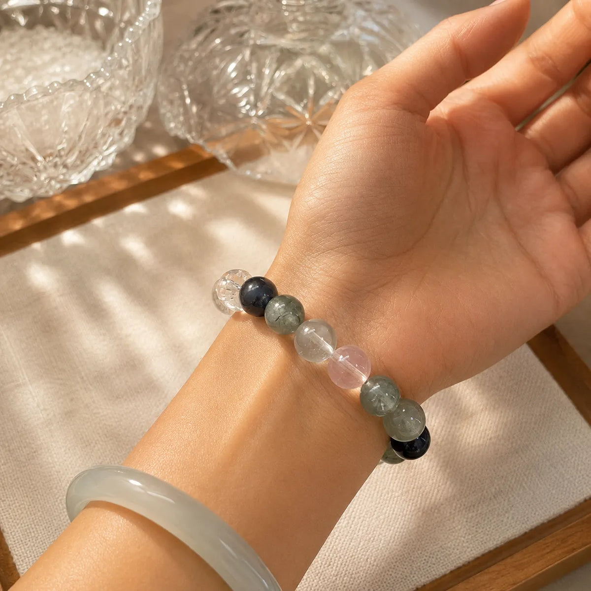 Bracelet Emerald Forest en pierres naturelles pour Apple Watch porté au poignet
