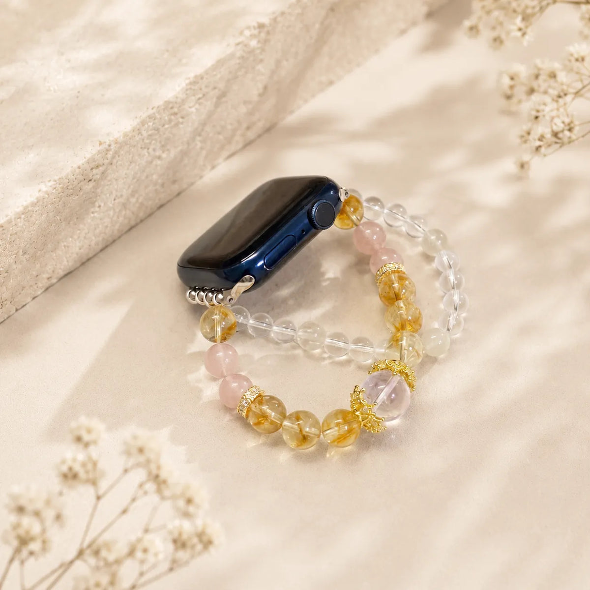Cinturino Golden Bloom in cristalli per Apple Watch con perle sovrapposte e fiore centrale dorato