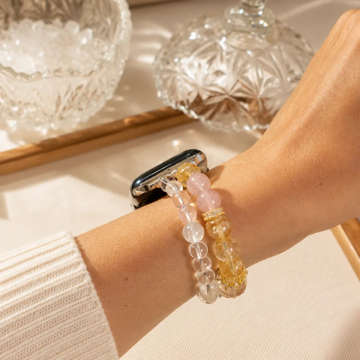 Bracciale Golden Bloom a doppio filo di cristalli per Apple Watch indossato al polso