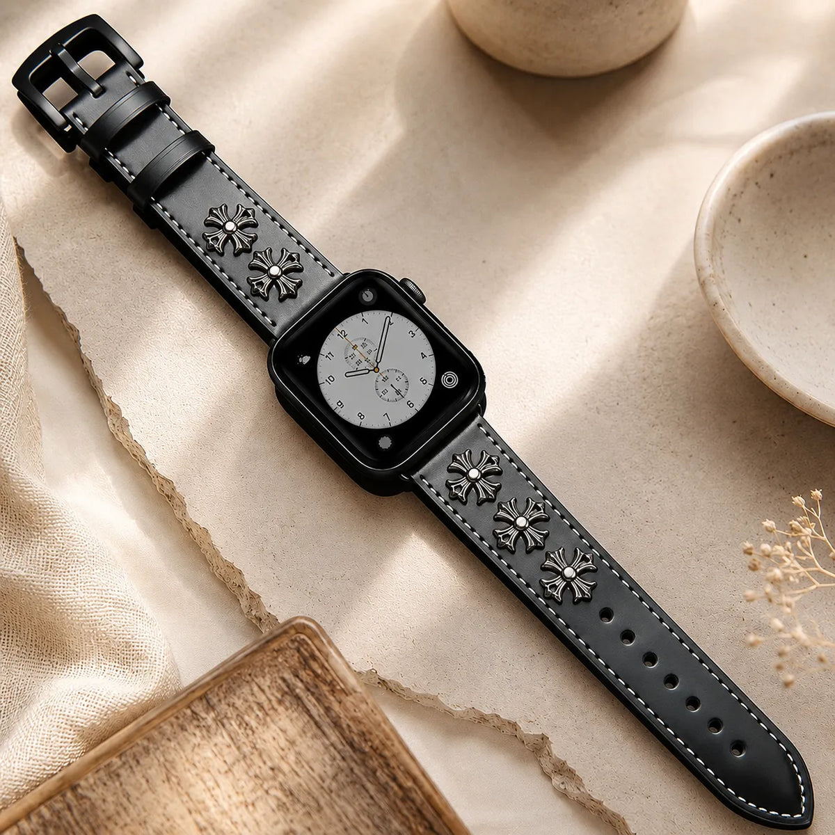Large bracelet noir en cuir pour Apple Watch avec coutures contrastantes et croix métalliques