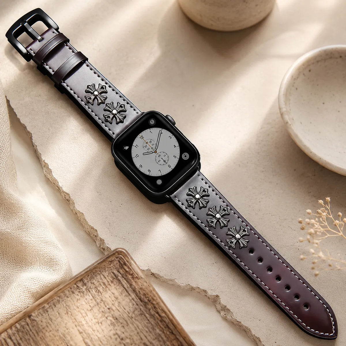 Bracelet gothique rouge en cuir pour Apple Watch avec croix argentées et coutures contrastantes