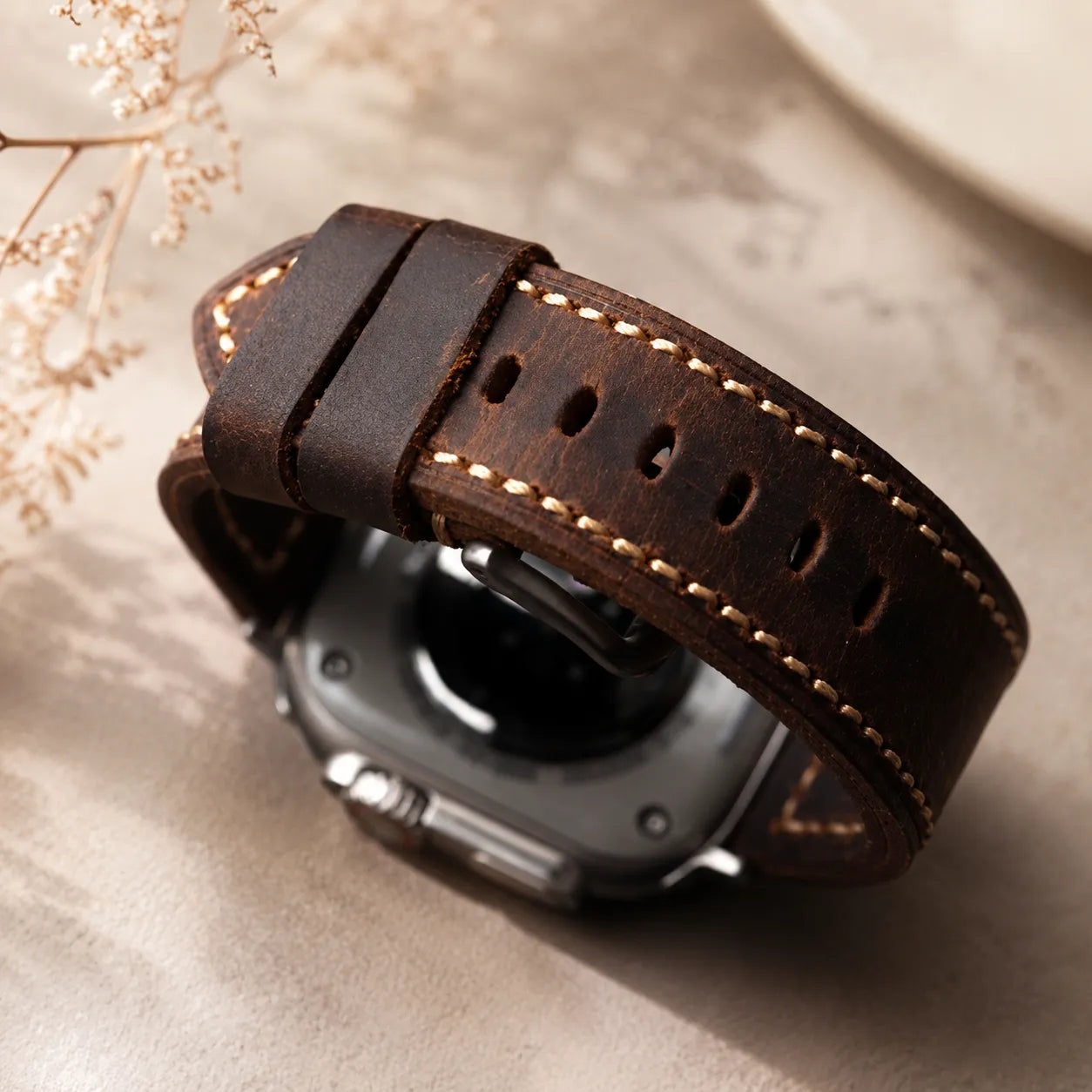 Rückansicht des dicken, handgefertigten Vintage-Lederarmbands für die Apple Watch
