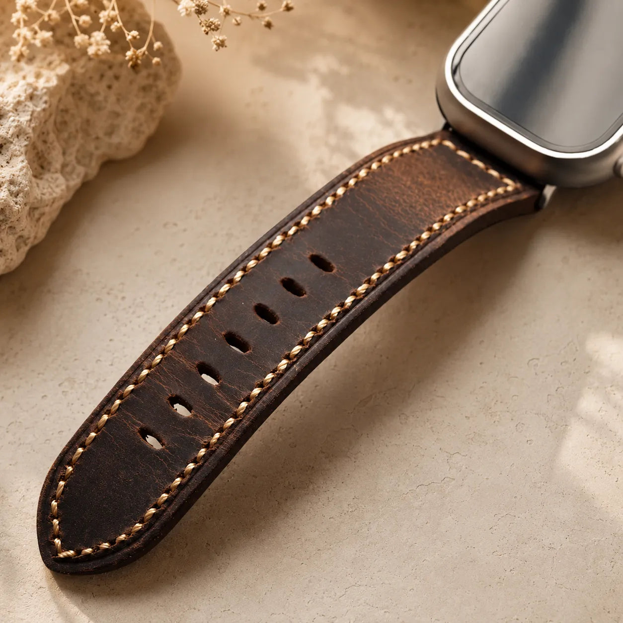 Vintagebraunes Apple Watch-Lederarmband mit Kontrastnähten und natürlicher Oberflächenvariation