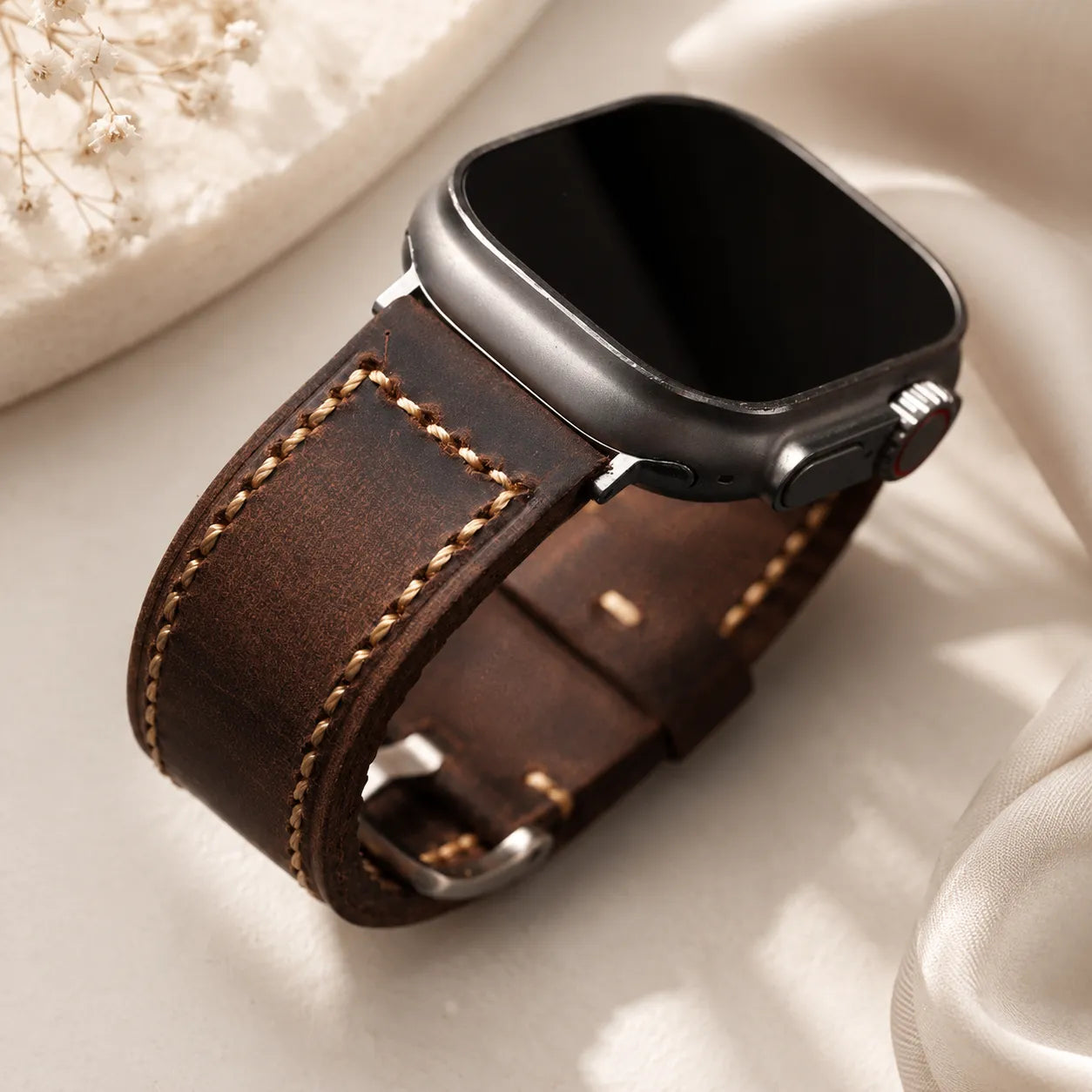 Breites, handgefertigtes Vintage-Lederarmband für die Apple Watch an einem schwarzen Apple Watch-Gehäuse