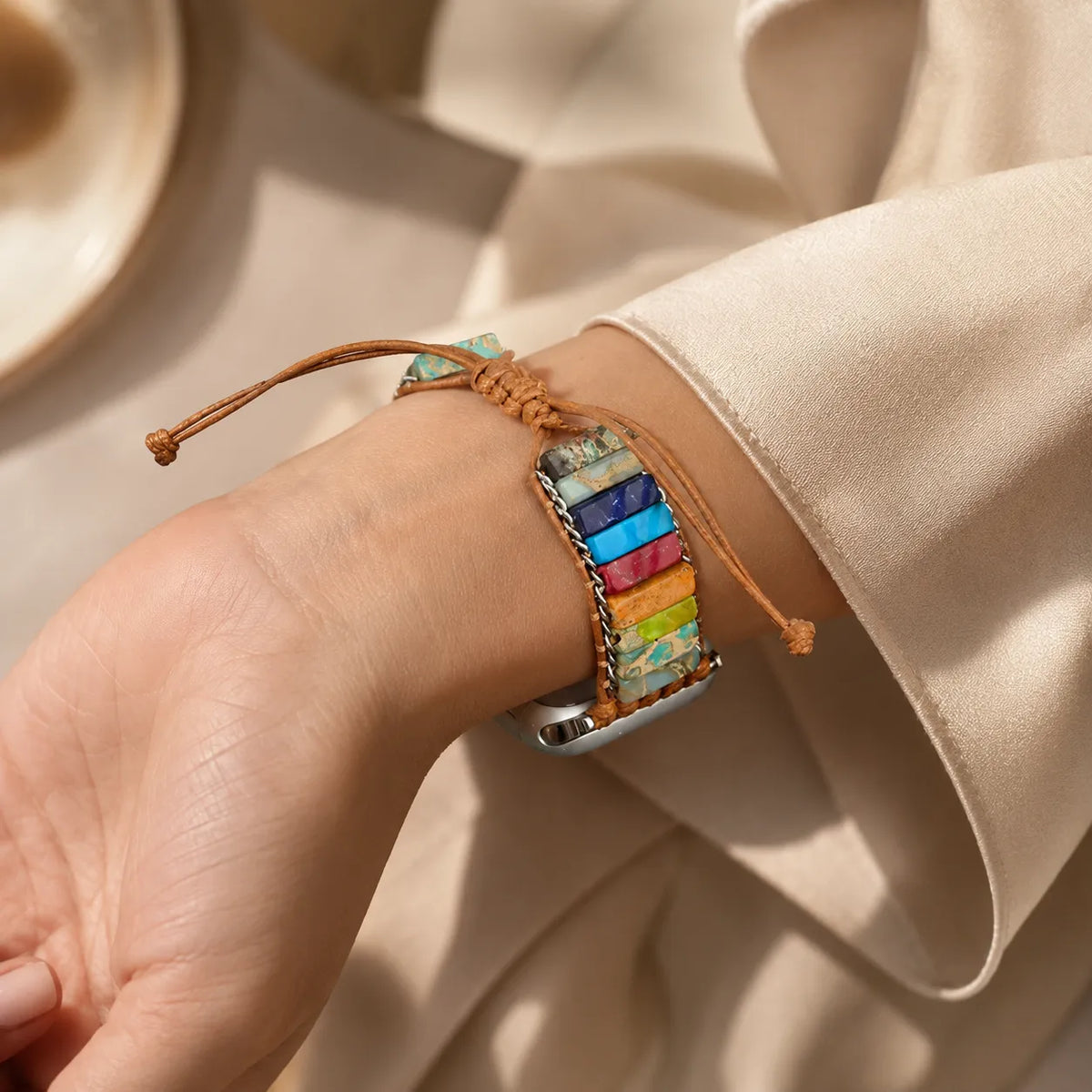 Rückansicht eines handgefertigten mehrfarbigen Natursteinarmbands für die Apple Watch