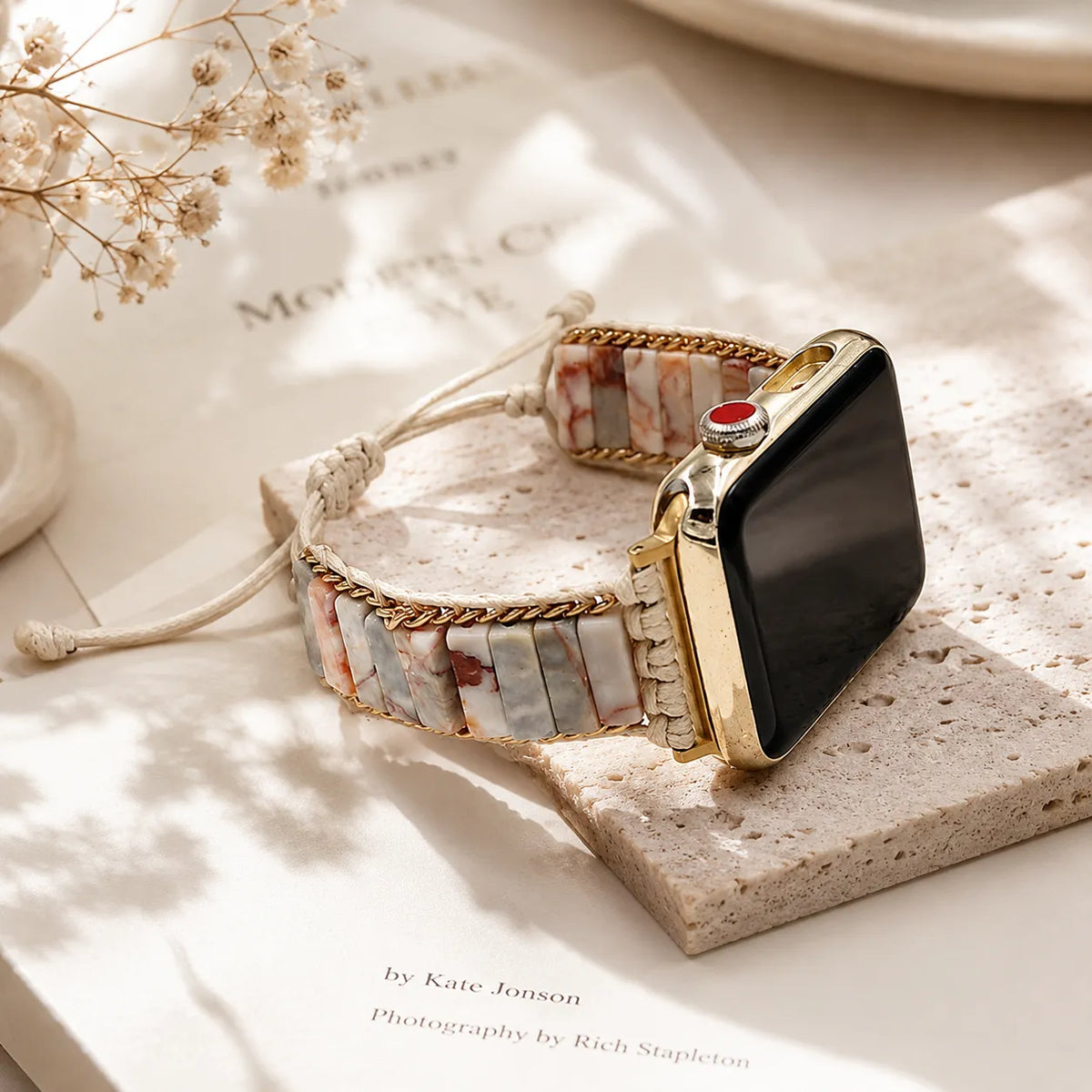 Rosafarbene Natursteinperlen und handgefertigte Details an einem Apple Watch-Armband