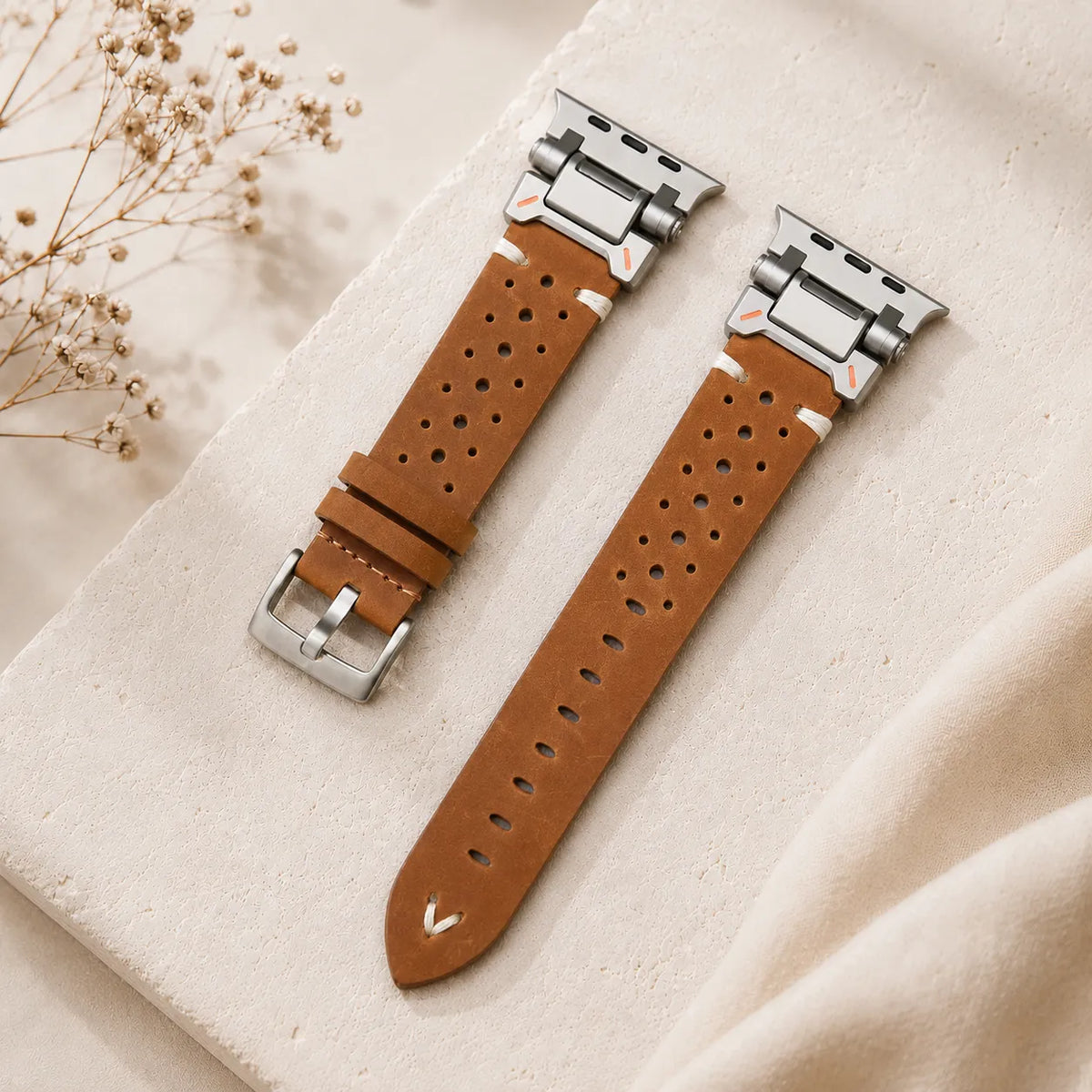 チタンカラーのメカニカルコネクタを備えた、ブラウンの通気性レザーApple Watch Ultraバンド
