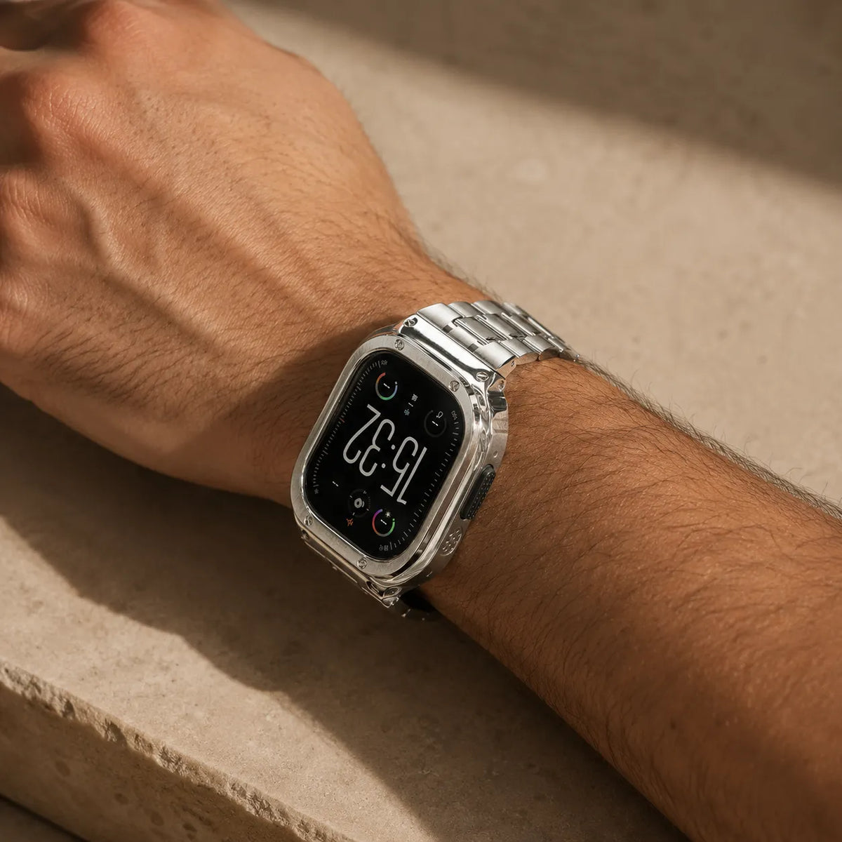 Bracelet Apple Watch argenté et boîtier métallique assorti portés au poignet