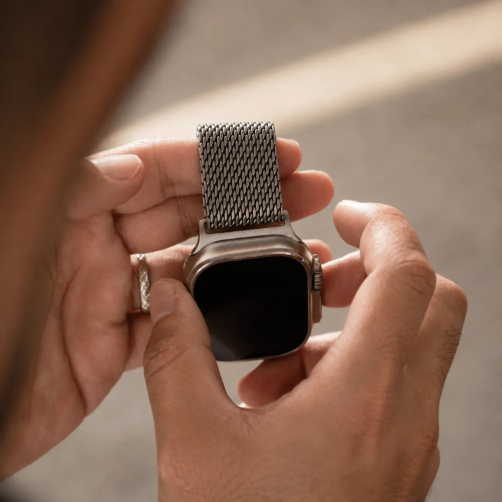 ミラネーゼApple Watchバンドの細かく織られたステンレスメッシュのクローズアップ