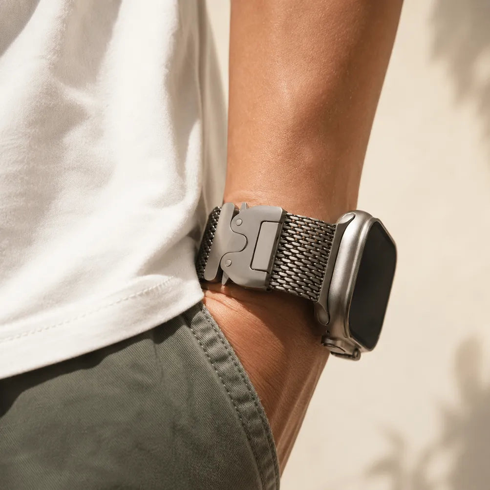 ニュートラルな装いに合わせたナチュラルカラーのステンレス ミラネーゼループApple Watchバンド