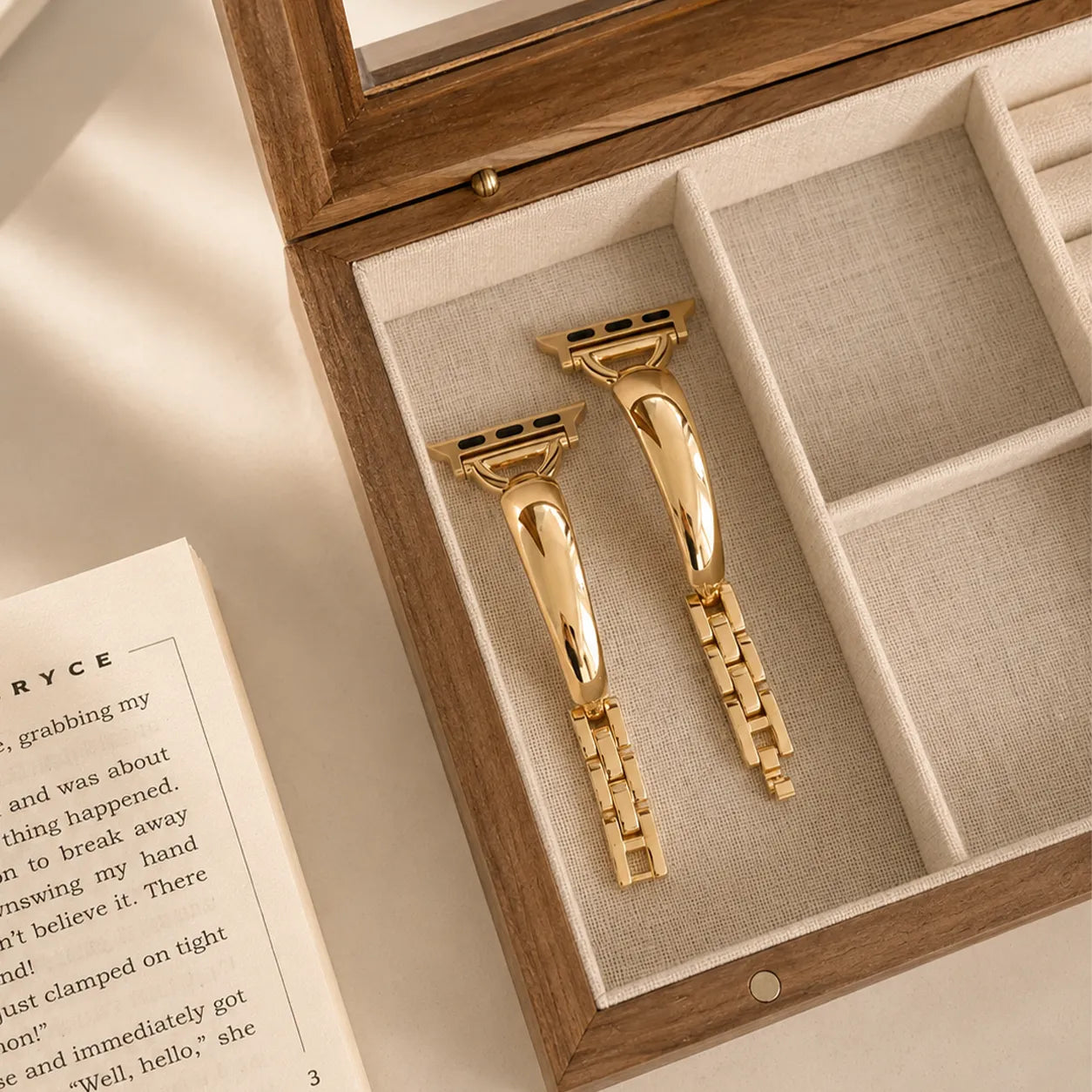 Minimalist AppleWatch Bracelet Band gold detail