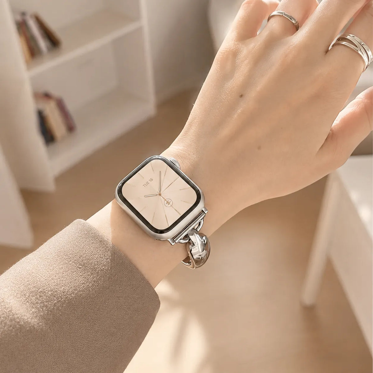 Minimalistisches silberfarbenes Edelstahlarmband für die Apple Watch zu einem neutralen Outfit