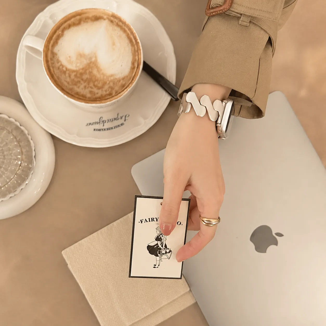 세련된 데일리 룩으로 연출한 스타라이트 Mobius 메탈 Apple Watch 브레이슬릿
