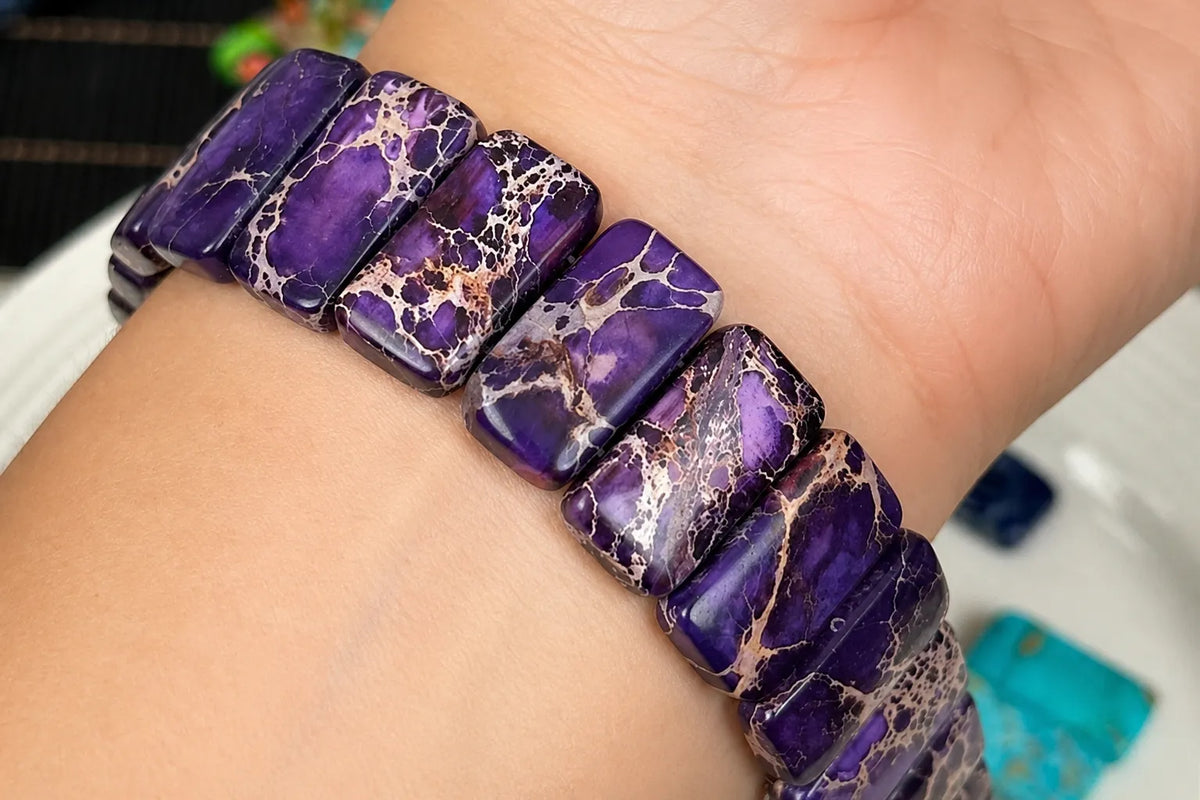 Violettes Natursteinarmband für die Apple Watch als markantes Schmuckarmband getragen