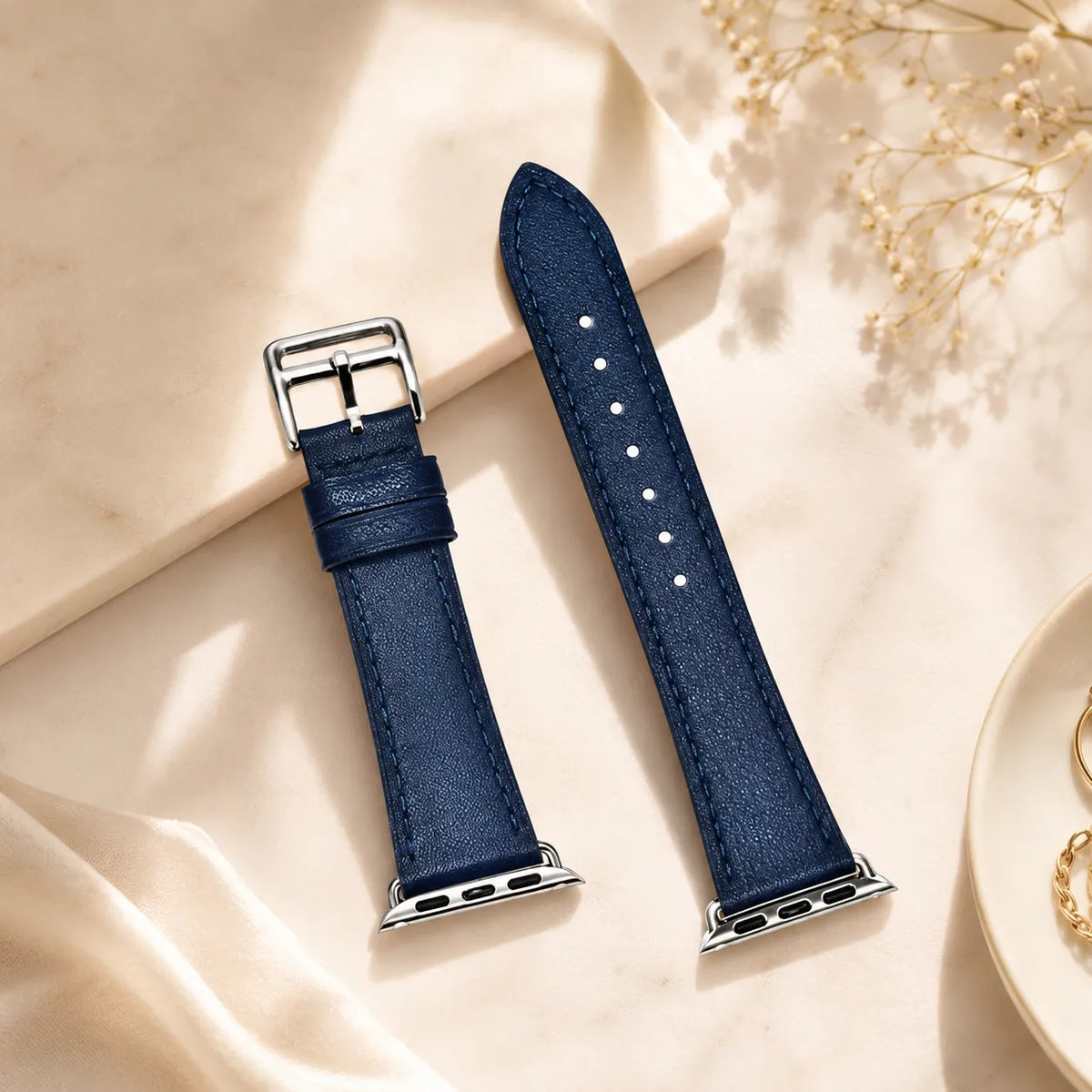 Bracelet Apple Watch premium en cuir bleu marine avec coutures ton sur ton et boucle argentée