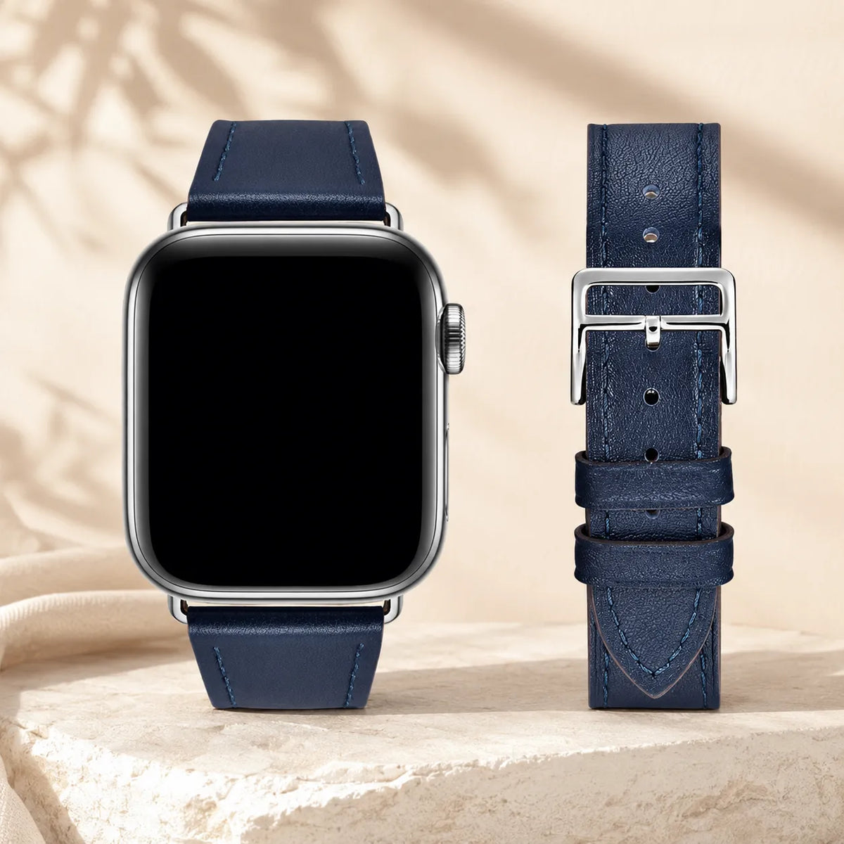 Vue de face et de la boucle d’un bracelet Apple Watch en cuir bleu marine