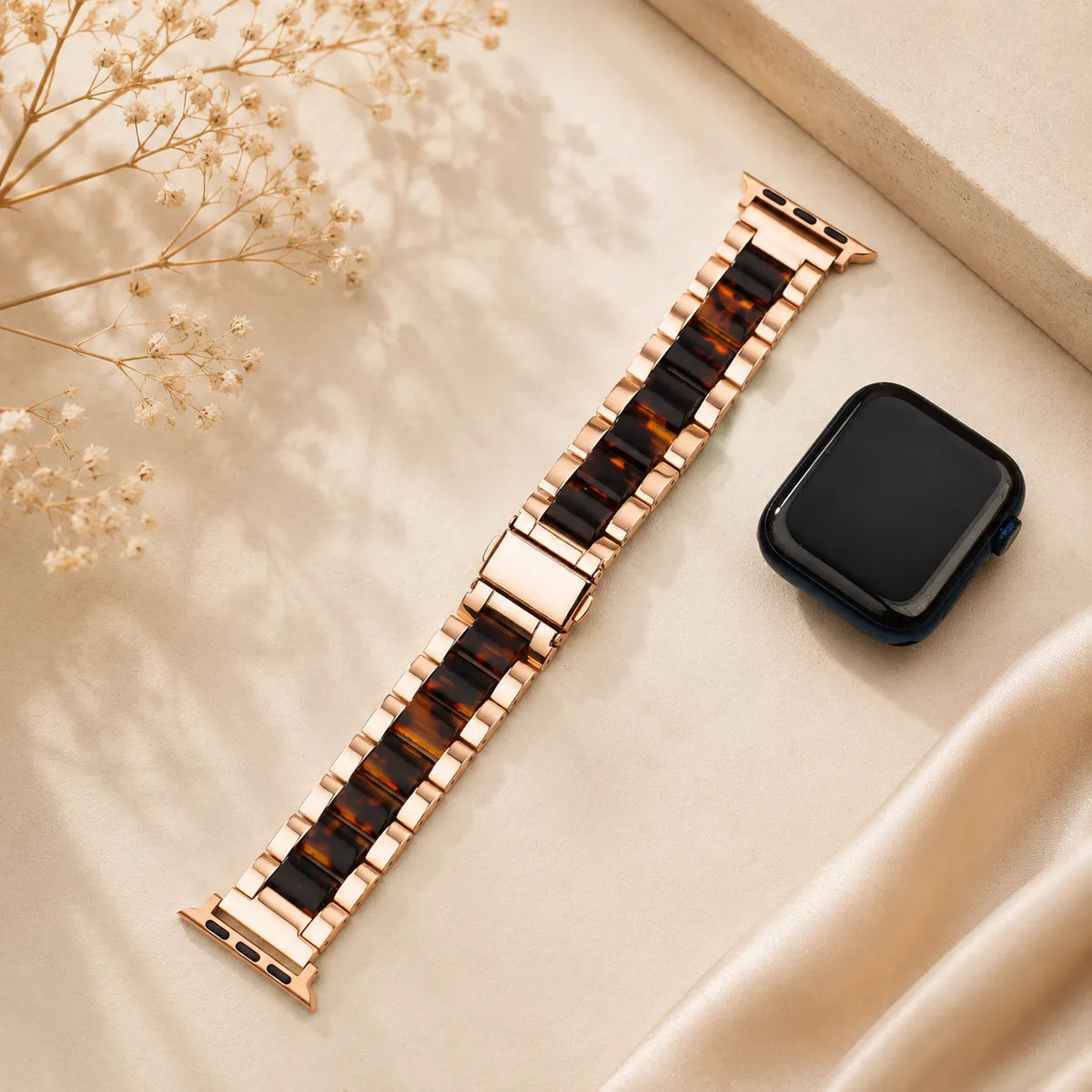 광택 메탈 링크와 거북이 등껍질 무늬 레진의 로즈 골드 Apple Watch 밴드